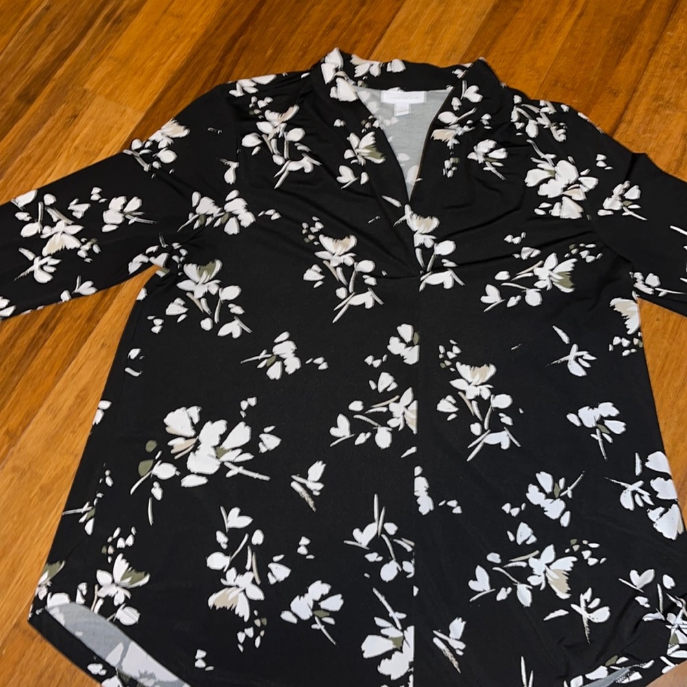 Charter Club quarter sleeve floral blouse. Size L. Vneck